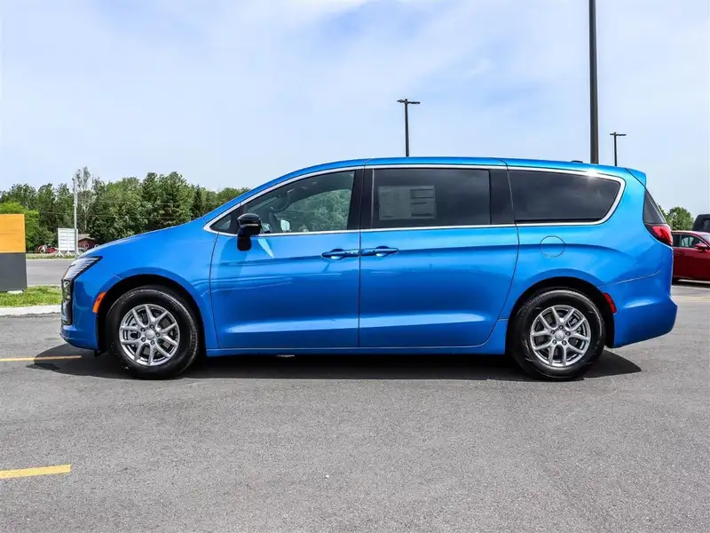 2027 Chrysler Pacifica Select, modrá, 93 km, dovoz Kanada — foto 3 z 12