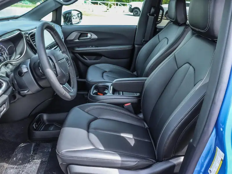 2027 Chrysler Pacifica Select, modrá, 93 km, dovoz Kanada — foto 7 z 12