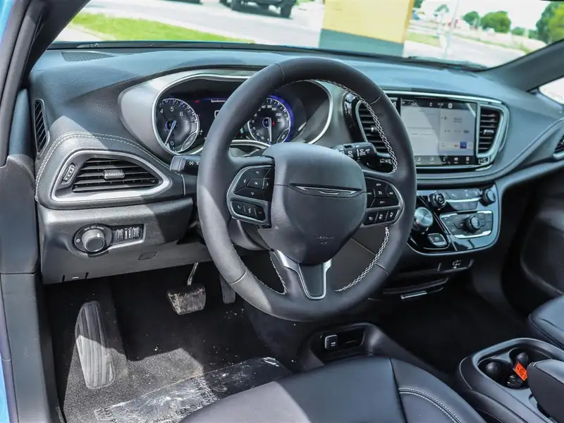 2027 Chrysler Pacifica Select, modrá, 93 km, dovoz Kanada — foto 8 z 12