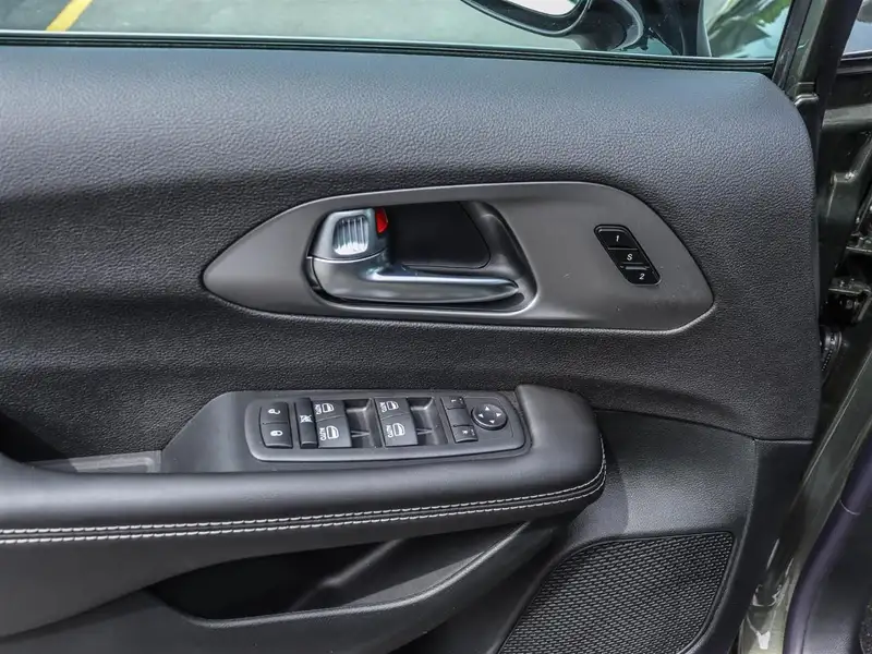 2027 Chrysler Pacifica Select, zelená, 93 km, dovoz Kanada — foto 9 z 12