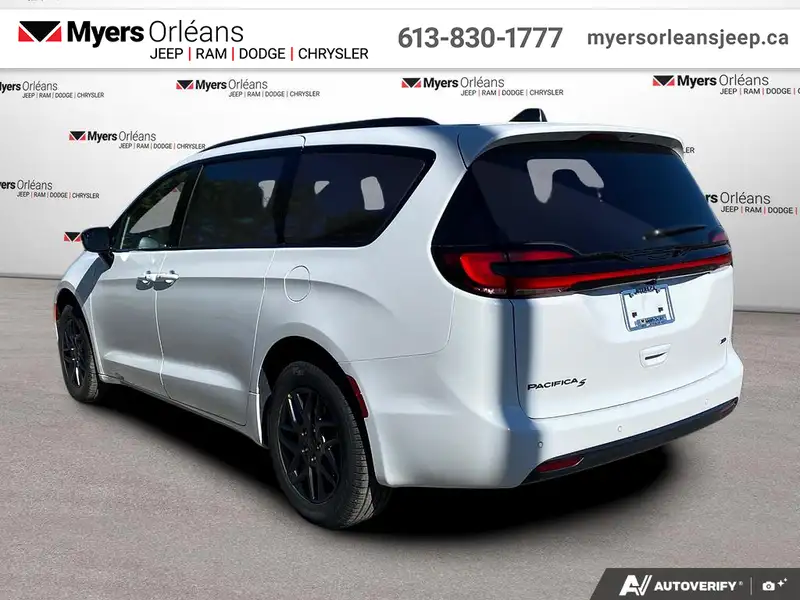 2027 Chrysler Pacifica Select AWD, bílá, dovoz Kanada — foto 3 z 12
