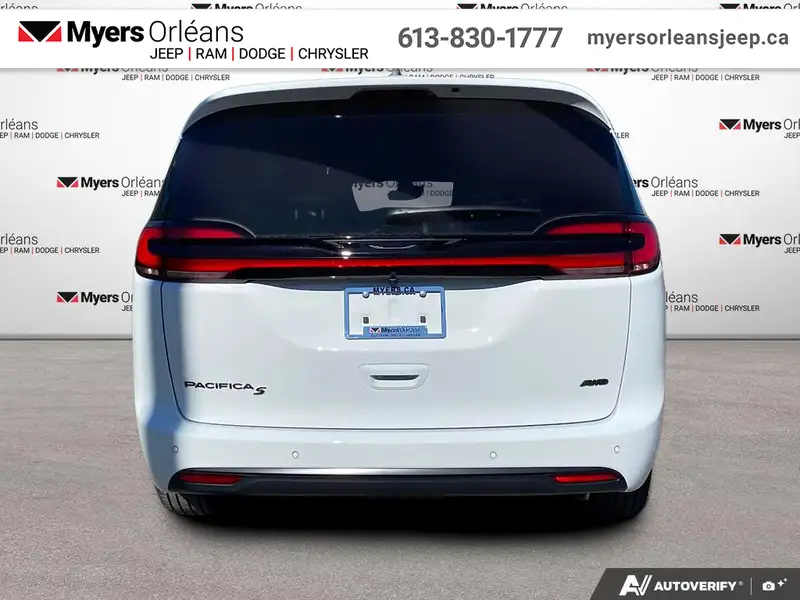 2027 Chrysler Pacifica Select AWD, bílá, dovoz Kanada — foto 4 z 12