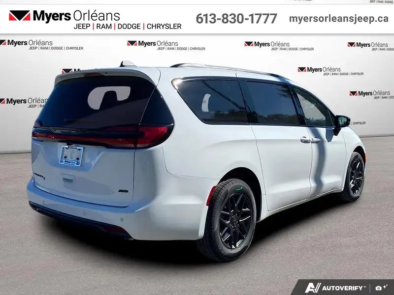 2027 Chrysler Pacifica Select AWD, bílá, dovoz Kanada — foto 5 z 12