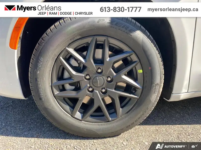 2027 Chrysler Pacifica Select AWD, bílá, dovoz Kanada — foto 9 z 12