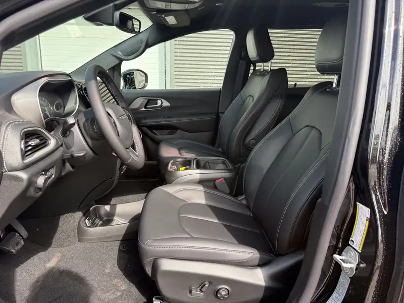 2027 Chrysler Pacifica Select, černá, 10 km, dovoz Kanada — foto 10 z 12