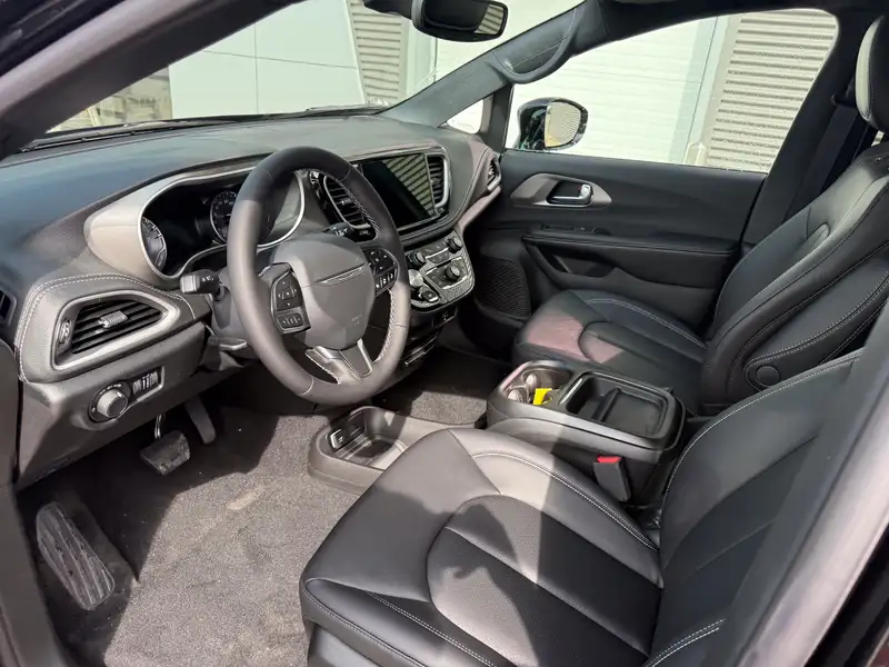 2027 Chrysler Pacifica Select, černá, 10 km, dovoz Kanada — foto 11 z 12