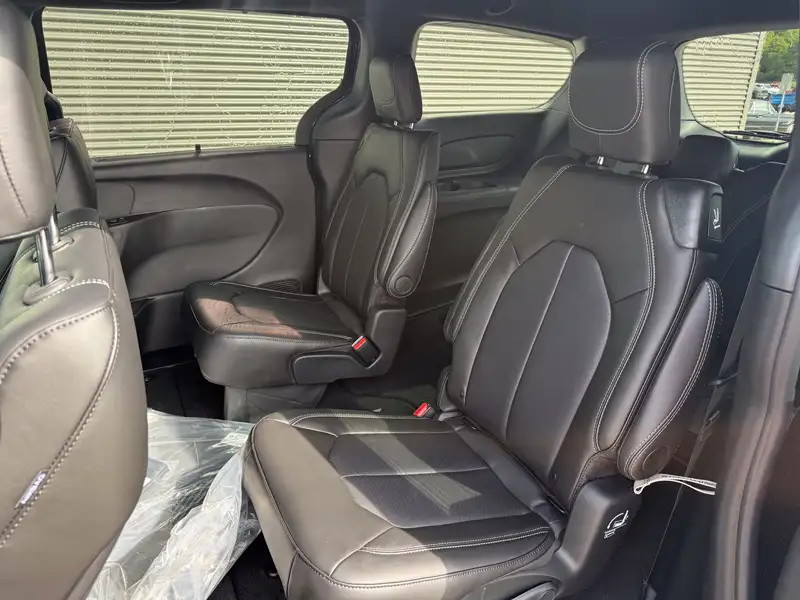 2027 Chrysler Pacifica Select, černá, 10 km, dovoz Kanada — foto 12 z 12