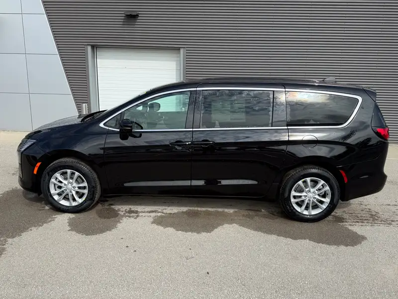 2027 Chrysler Pacifica Select, černá, 10 km, dovoz Kanada — foto 3 z 12