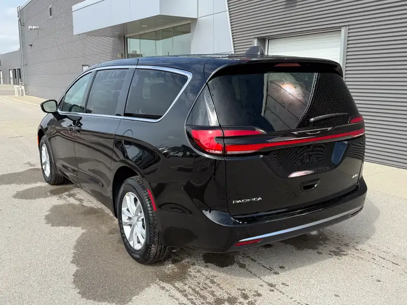 2027 Chrysler Pacifica Select, černá, 10 km, dovoz Kanada — foto 4 z 12