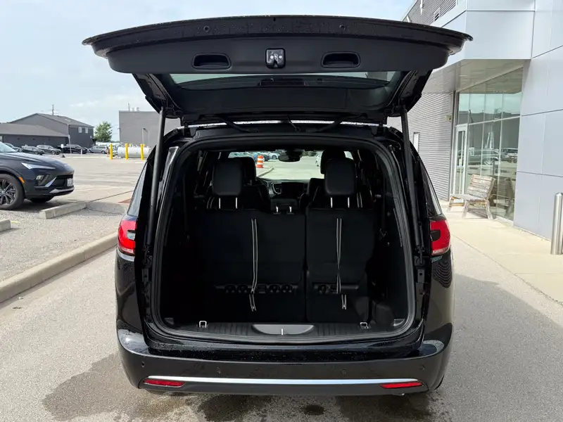 2027 Chrysler Pacifica Select, černá, 10 km, dovoz Kanada — foto 6 z 12