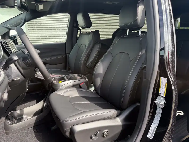 2027 Chrysler Pacifica Select, černá, 10 km, dovoz Kanada — foto 9 z 12