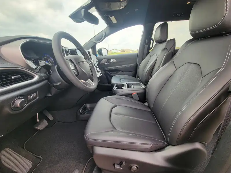2027 Chrysler Pacifica Base, červená, 8 km, dovoz Kanada — foto 10 z 12