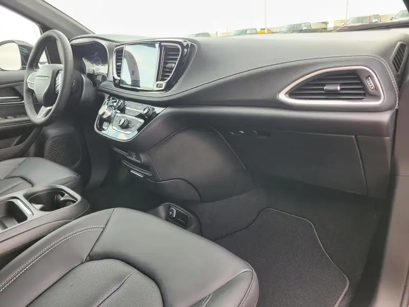 2027 Chrysler Pacifica Base, červená, 8 km, dovoz Kanada — foto 11 z 12