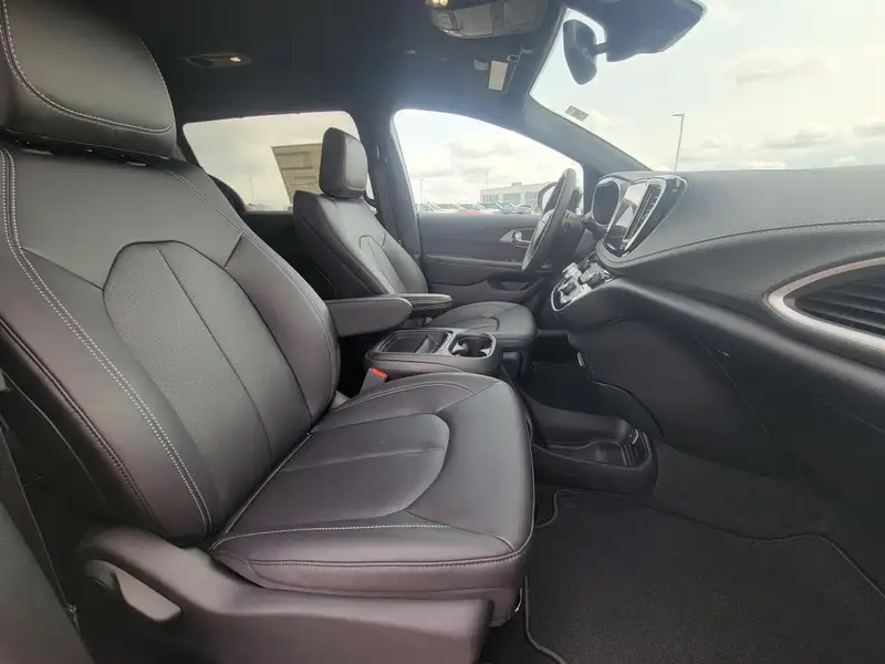 2027 Chrysler Pacifica Base, červená, 8 km, dovoz Kanada — foto 12 z 12