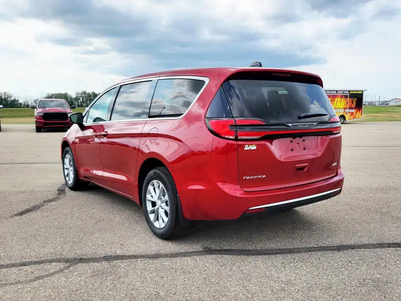 2027 Chrysler Pacifica Base, červená, 8 km, dovoz Kanada — foto 4 z 12