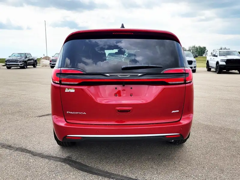 2027 Chrysler Pacifica Base, červená, 8 km, dovoz Kanada — foto 5 z 12