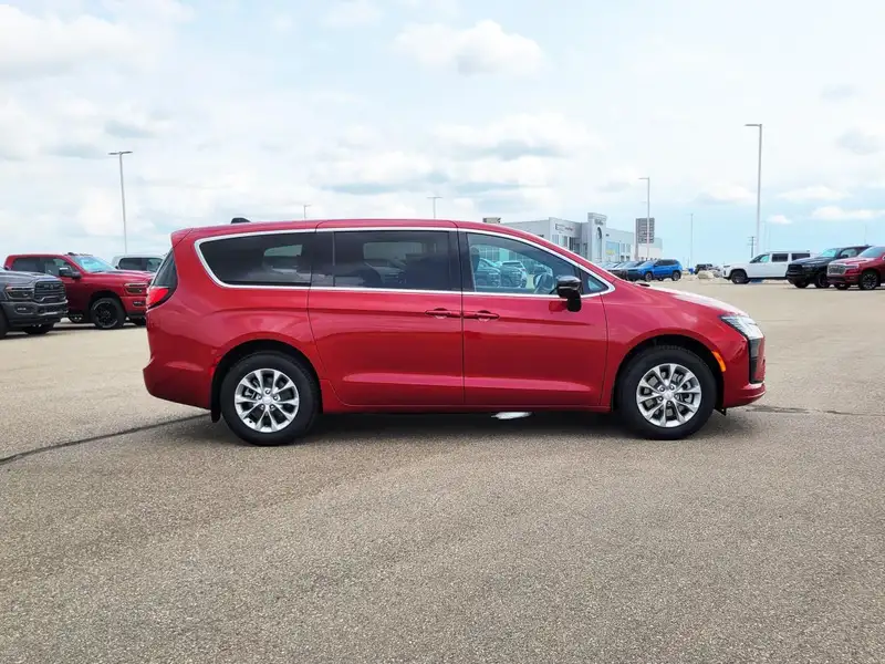 2027 Chrysler Pacifica Base, červená, 8 km, dovoz Kanada — foto 6 z 12