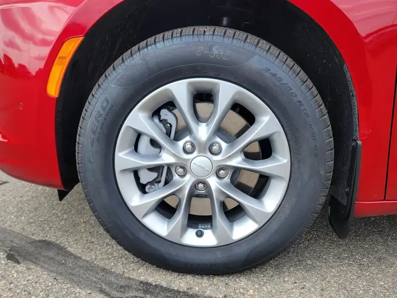 2027 Chrysler Pacifica Base, červená, 8 km, dovoz Kanada — foto 7 z 12