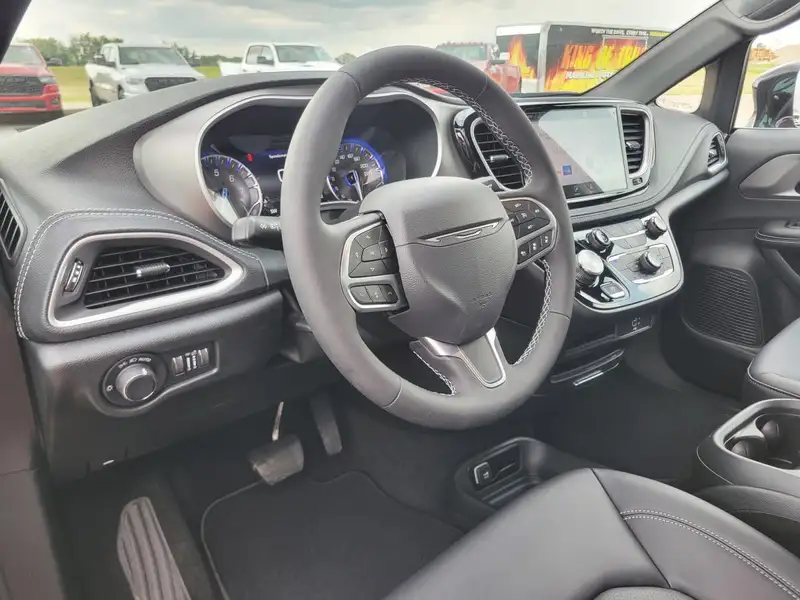 2027 Chrysler Pacifica Base, červená, 8 km, dovoz Kanada — foto 9 z 12
