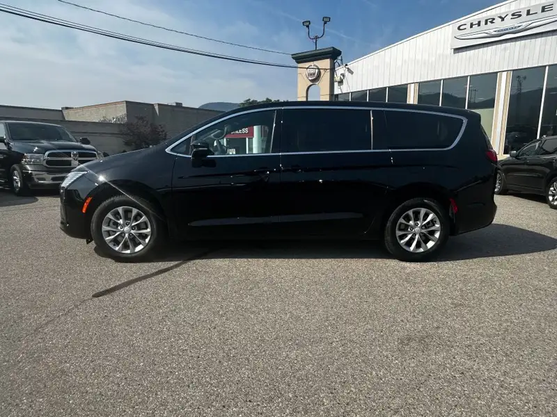 2027 Chrysler Pacifica Select AWD, černá, 0 km, dovoz Kanada — foto 4 z 12