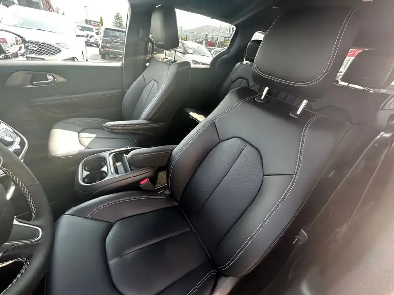2027 Chrysler Pacifica Select AWD, černá, 0 km, dovoz Kanada — foto 8 z 12