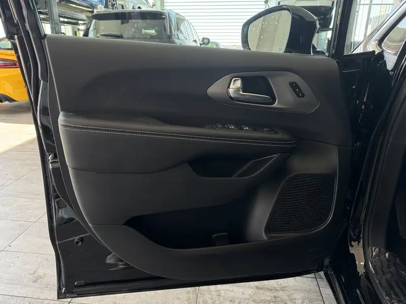 2027 Chrysler Pacifica Select| REMOTE START | REMOTE TRUNK RELEASE |, černá, 17 km, dovoz Kanada — foto 11 z 12