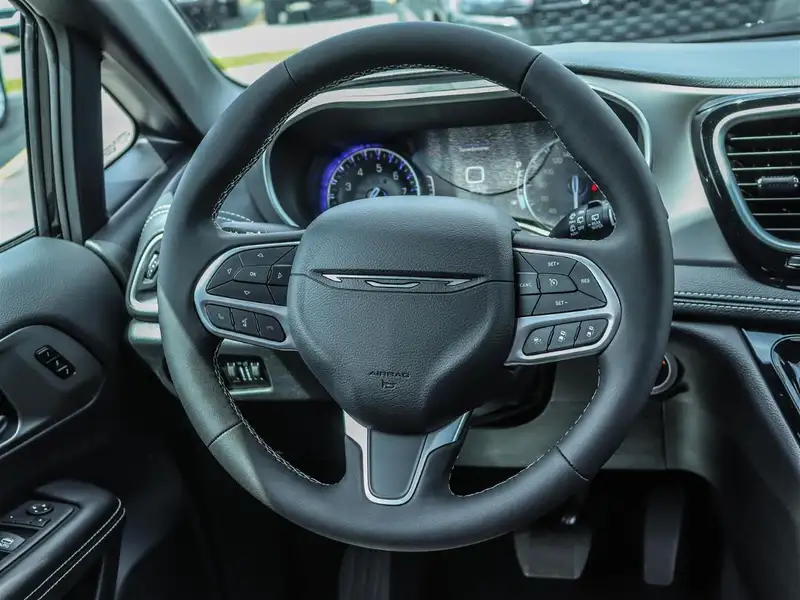 2027 Chrysler Pacifica Select, černá, 93 km, dovoz Kanada — foto 11 z 12