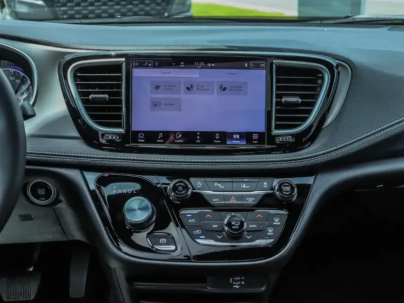 2027 Chrysler Pacifica Select, černá, 93 km, dovoz Kanada — foto 12 z 12