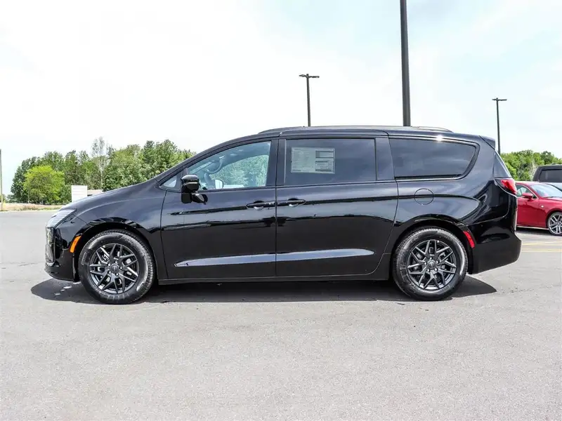 2027 Chrysler Pacifica Select, černá, 93 km, dovoz Kanada — foto 3 z 12