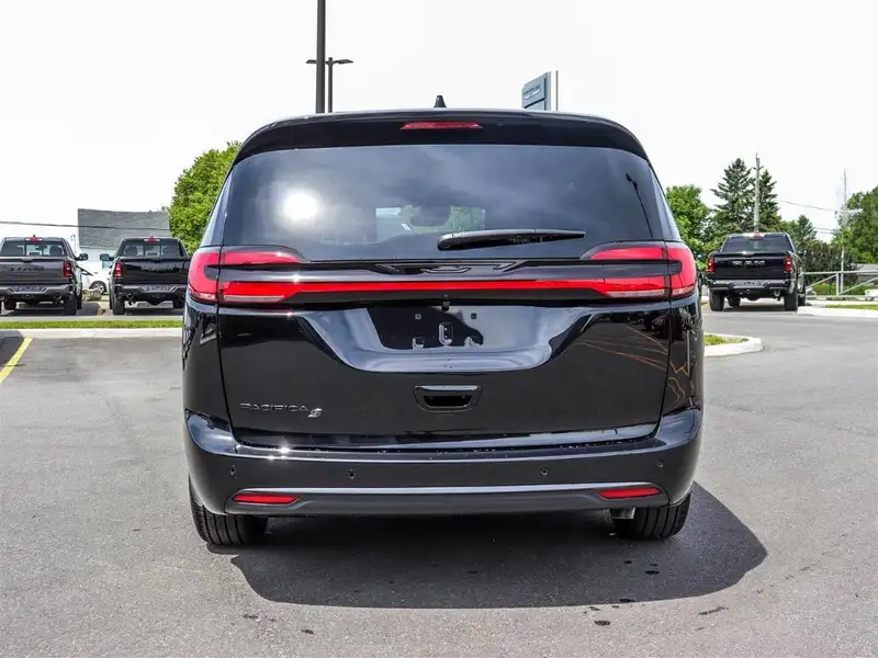 2027 Chrysler Pacifica Select, černá, 93 km, dovoz Kanada — foto 4 z 12