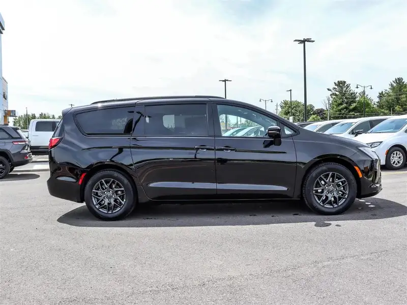 2027 Chrysler Pacifica Select, černá, 93 km, dovoz Kanada — foto 5 z 12