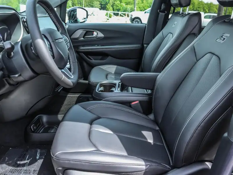 2027 Chrysler Pacifica Select, černá, 93 km, dovoz Kanada — foto 7 z 12
