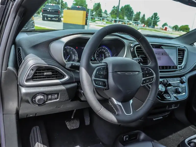 2027 Chrysler Pacifica Select, černá, 93 km, dovoz Kanada — foto 8 z 12