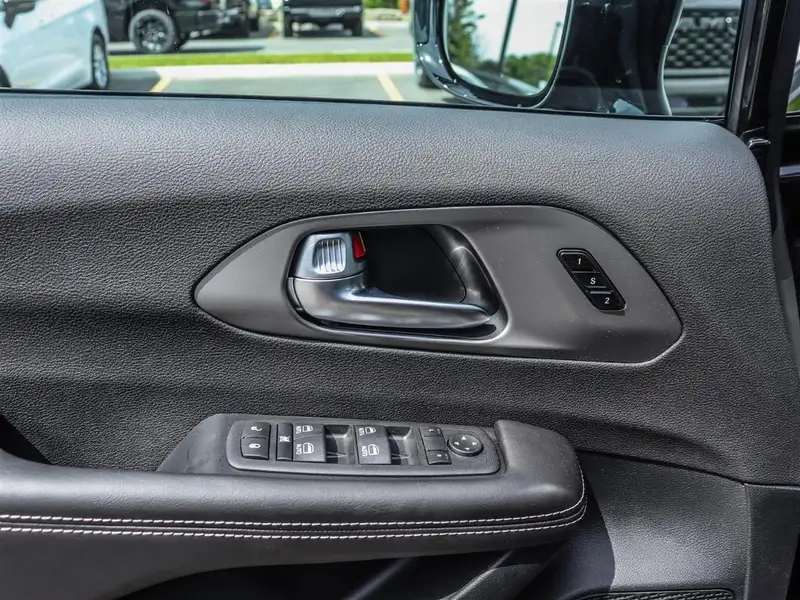 2027 Chrysler Pacifica Select, černá, 93 km, dovoz Kanada — foto 9 z 12