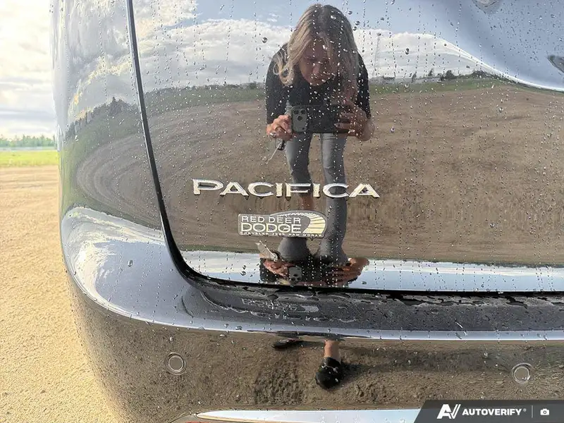 2027 Chrysler Pacifica Select, černá, 18 km, dovoz Kanada — foto 11 z 12