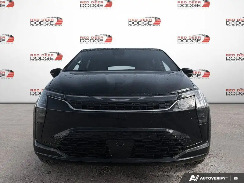 2027 Chrysler Pacifica Select, černá, 18 km, dovoz Kanada — foto 8 z 12