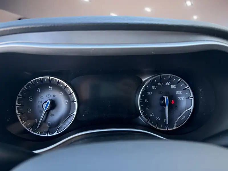 2027 Chrysler Pacifica Select, černá, 0 km, dovoz Kanada — foto 10 z 12