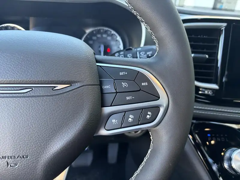 2027 Chrysler Pacifica Select, černá, 0 km, dovoz Kanada — foto 9 z 12