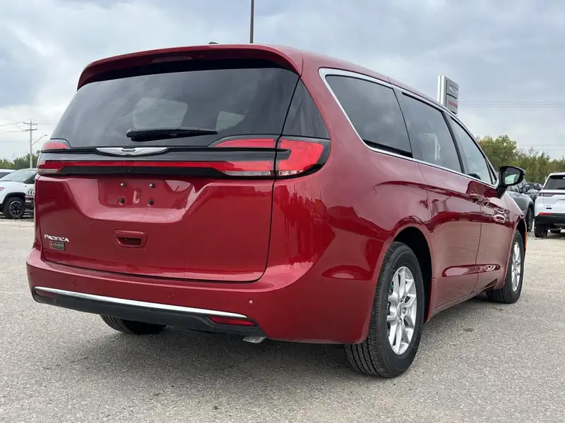 2024 Chrysler Pacifica Touring, červená, 35 km, dovoz Kanada — foto 7 z 12