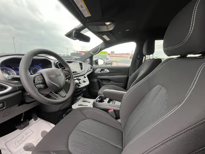 2024 Chrysler Pacifica Touring, červená, 35 km, dovoz Kanada — foto 9 z 12