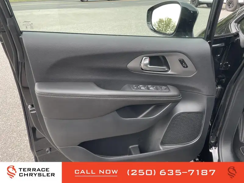 2027 Chrysler Pacifica Select, černá, 0 km, dovoz Kanada — foto 10 z 12