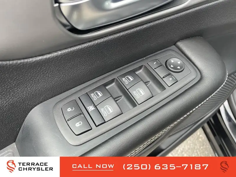 2027 Chrysler Pacifica Select, černá, 0 km, dovoz Kanada — foto 11 z 12