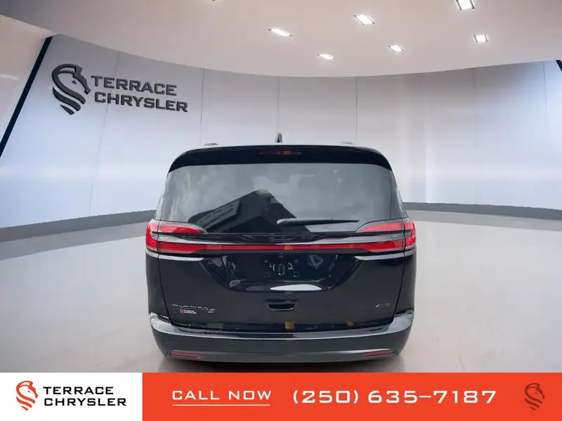 2027 Chrysler Pacifica Select, černá, 0 km, dovoz Kanada — foto 4 z 12