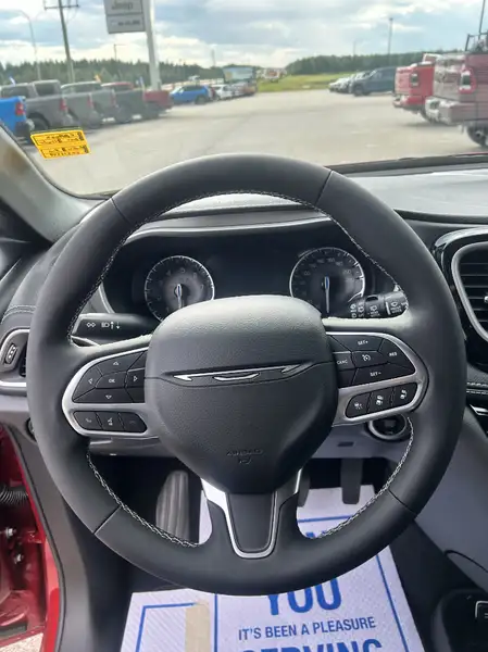 2027 Chrysler Pacifica Select AWD, červená, 43 km, dovoz Kanada — foto 10 z 12