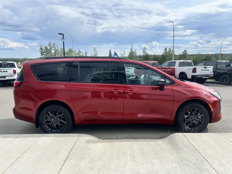 2027 Chrysler Pacifica Select AWD, červená, 43 km, dovoz Kanada — foto 5 z 12