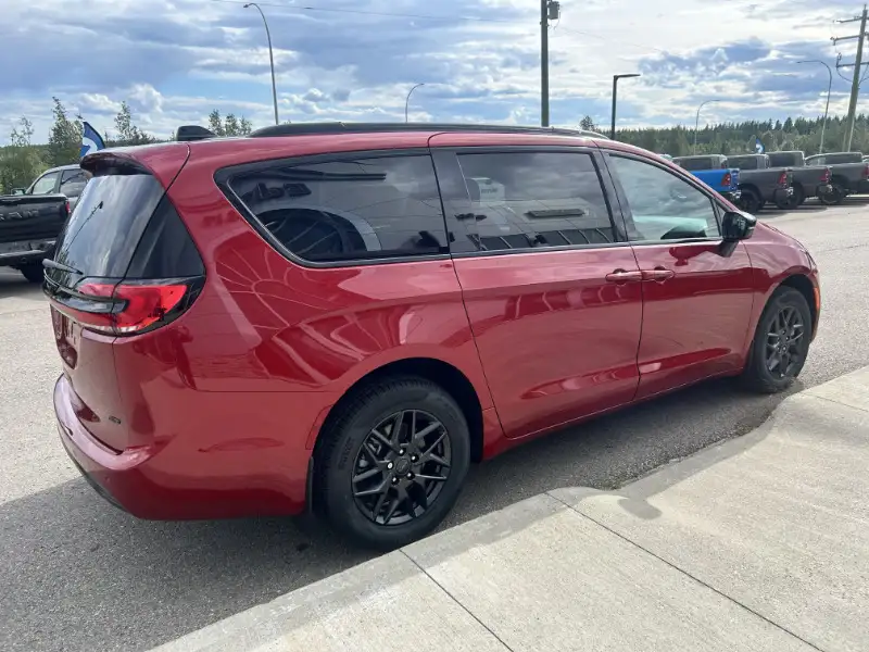 2027 Chrysler Pacifica Select AWD, červená, 43 km, dovoz Kanada — foto 6 z 12