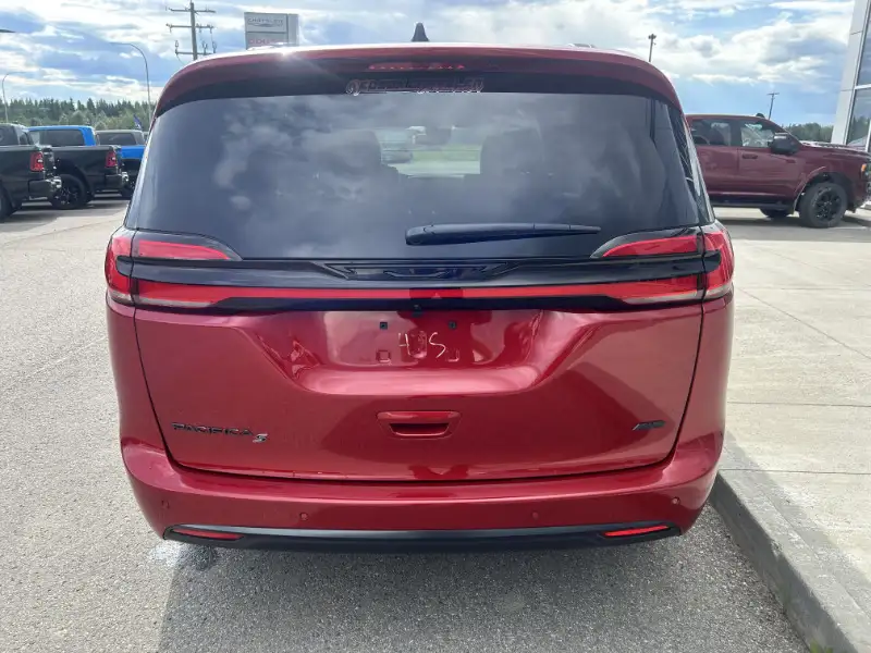 2027 Chrysler Pacifica Select AWD, červená, 43 km, dovoz Kanada — foto 7 z 12