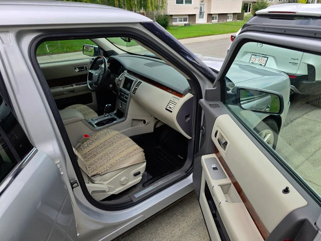 2011 Ford Flex Limited, stříbrná, 184 000 km, dovoz Kanada — foto 5 z 5