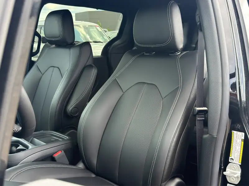 2027 Chrysler Pacifica Select, černá, dovoz Kanada — foto 11 z 12