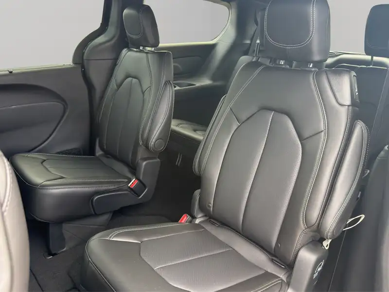 2027 Chrysler Pacifica Select, černá, dovoz Kanada — foto 12 z 12